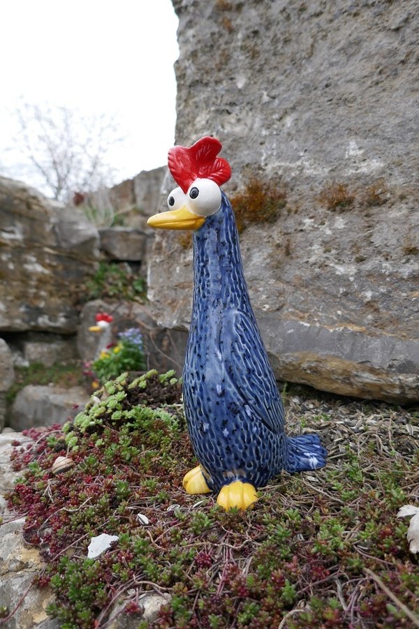 Keramik Huhn stehend mit großen Augen blau