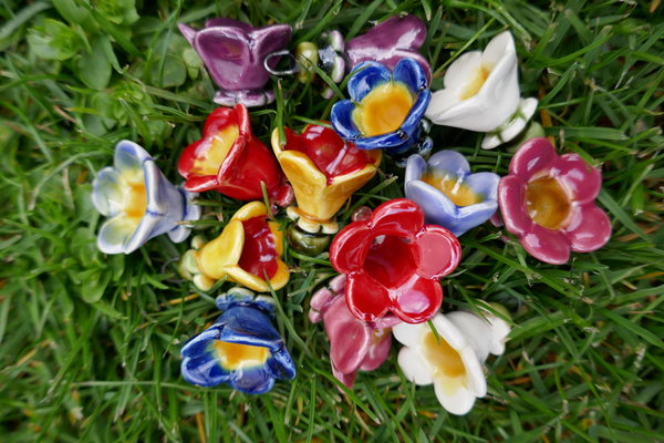 Keramik Glockenblumen hellblau, lila, gelb, weiß, blau | Gartendeko | Keramikgarten | Blüten