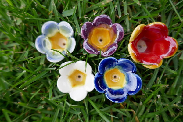 Keramik Glockenblumen hellblau, lila, gelb, weiß, blau | Gartendeko | Keramikgarten | Blüten